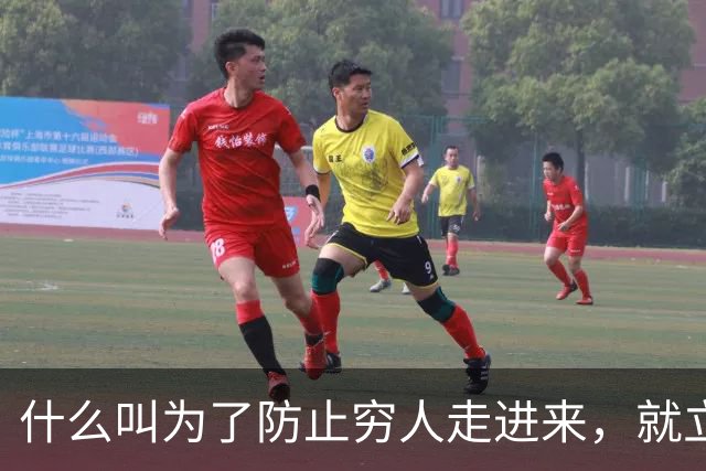 什么叫为了防止穷人走进来，就立法禁止在马路边修人行道？
